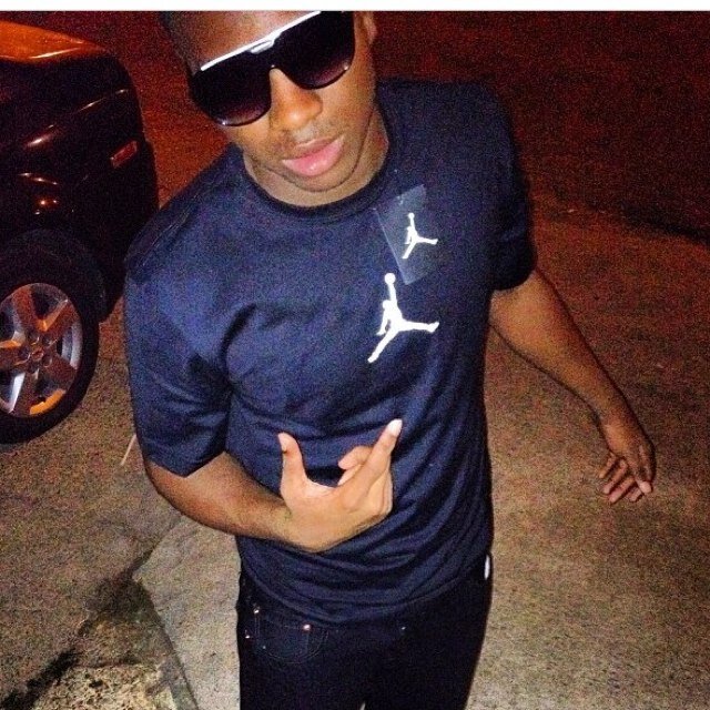 Im a cool person, reall af , and im that hooper and football player......