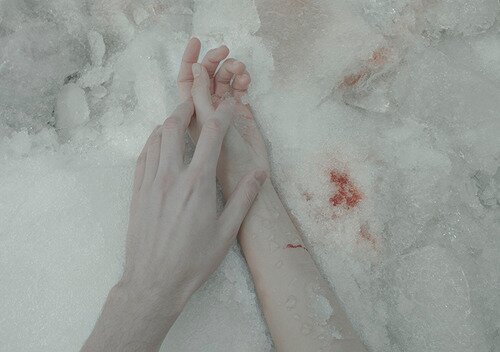❆ ☁ ☂ ☃ ❅ ☾
-Fredda la mano, le ossa e il cuore, freddo è il corpo del viaggiatore-
@Noireneige95 è il mio pupazzo di neve ❣ ♬Kpop addicted♬