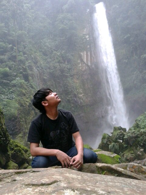 Jatuh cinta adalah sebuah kecelakaan yang indah. Yang keindahannya hanya bisa diperpanjang dengan persahabatan.