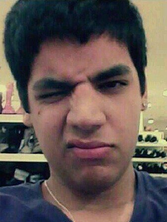 pra que fazer essa cara de retardado na foto
