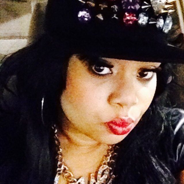 Fuck a bio... idomakeup... Nd ... Ising ...ditributorofitworks... It's gift so I embrace it... Jux pray for me while I'm on dis paper chase...