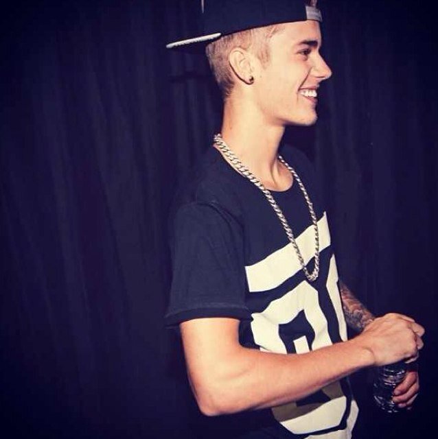 met Justin Bieber 10.31.10 saw him 10.25.10 and 10.03.12 i follow back 3