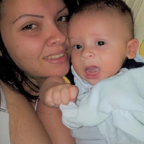 Imensament feliz gracias a Dios,con la personita q pronto llegara a mi vida, a robarse todo mi amor y dedicacion...