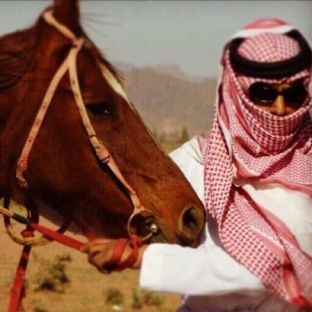 رافق ولد عمك في زمانك يصافيك .. لاشاف زلاتك عن الناس غطاك .. ترى ولد العم إلي يحبك ويغليك تلقاه هو عونك بالشده ويمناك ...