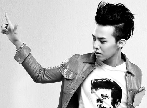 Na foto é o Gdragon. Somos fãs da Asia, e esse mundo particular é direcionado a ela :)