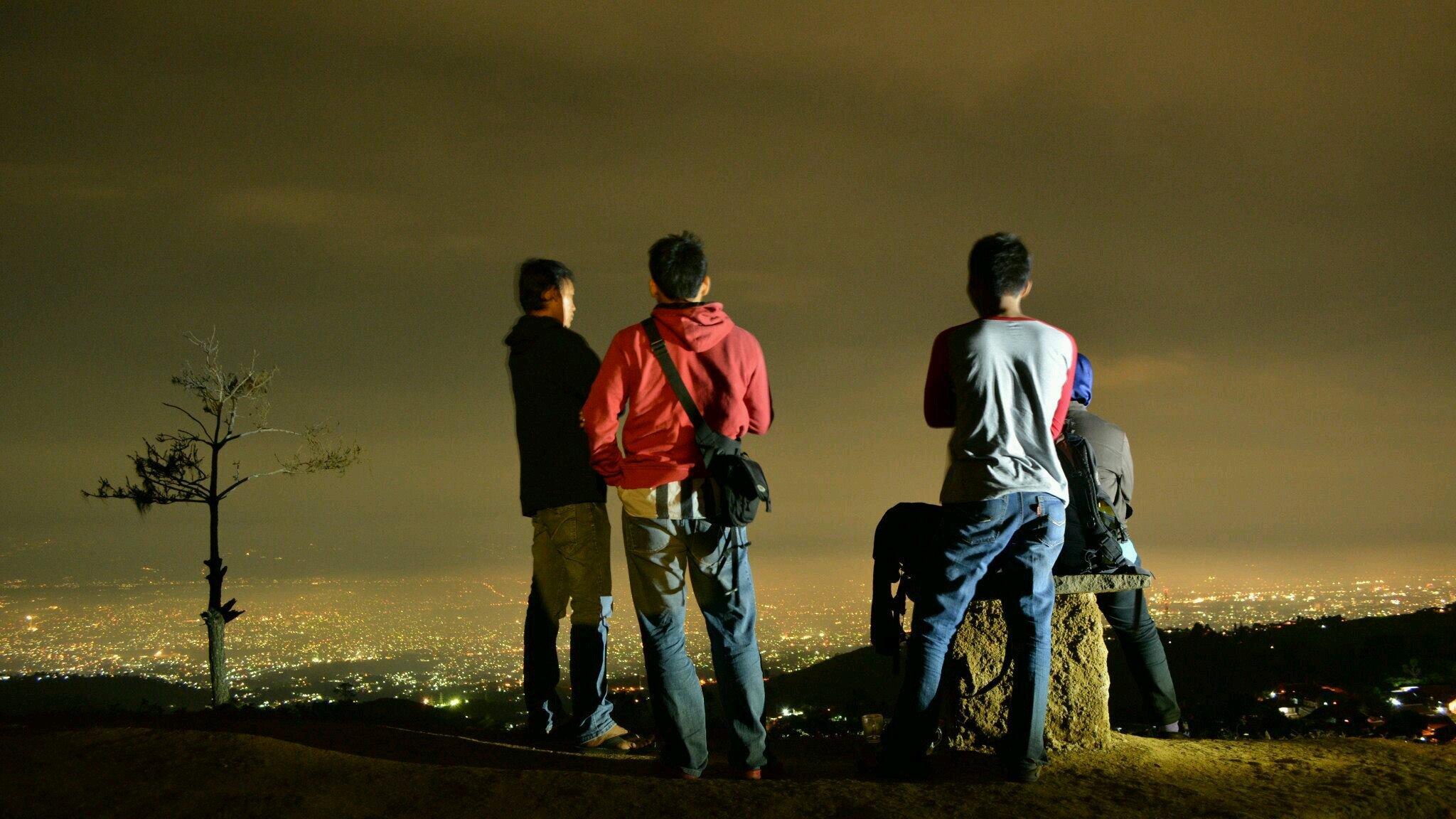 kau tidak akan pernah tahu kapan penghianatan akan datang tapi kau tak akan pernah lupa kapan saat penghianatan itu datang