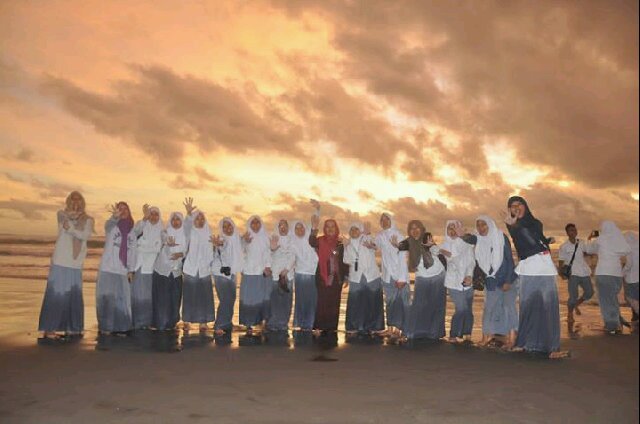 SimfonyIPA5's profile picture. LULUS LOLOS BARENG! Bu Yayuk's ♡ Angkatan pertama Bilingual!