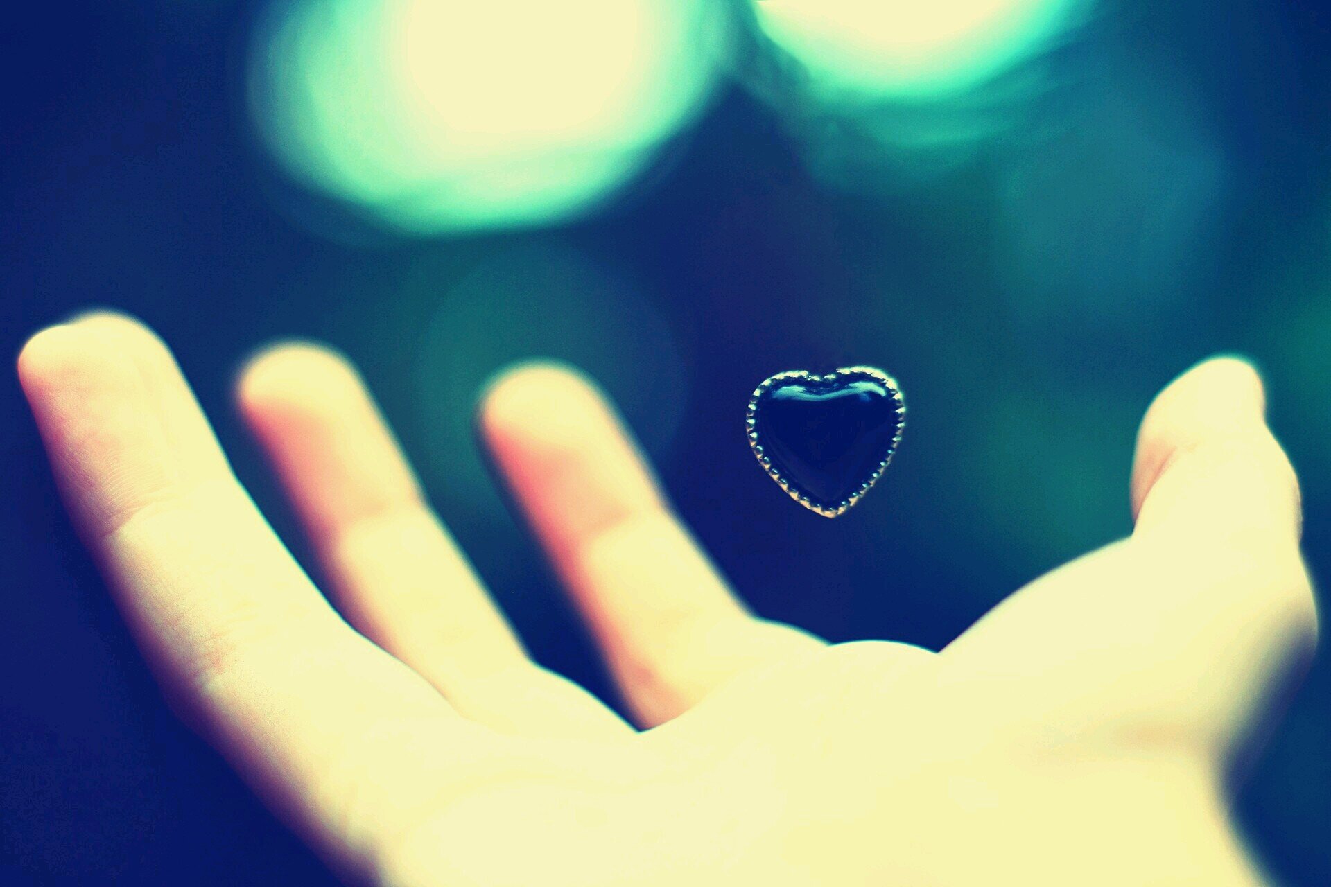 ‏نحن قومٌ أعزنا الله بالإسلام فإن ابتغينا العزة بغيره أذلنا الله ♥