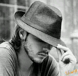 ‏•| لك وحشه أتعبت خافقي من وجعها♬