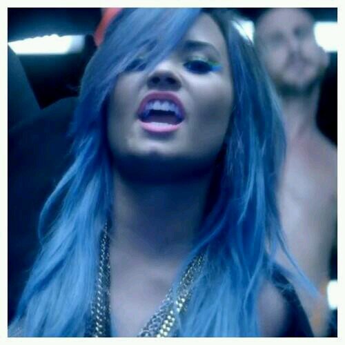 demi lovato's laugh makes me happy ♥