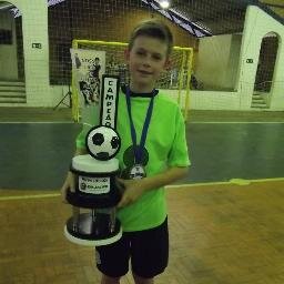 Loiro , olhos castanhos , gremista , gosto de futebol , e de rock and roll , q me conhece melhor , me segui!?