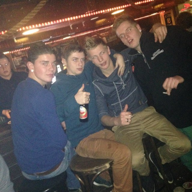 profesioneel farel school kinderen om duwen samen met matty en jarik/ zuipen/roken/neuken/kaalzijn