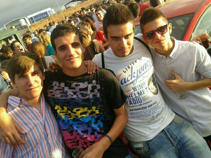 Naci creci, y me hize Twitter.