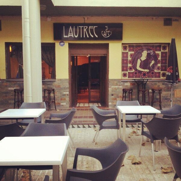 Café Lautrec el lugar para celebrar una amistad, un encuentro. Estamos en: C/Virgen de la Soledad, 3 Bajo 2 (local) EL LLANO, 41701 Dos Hermanas