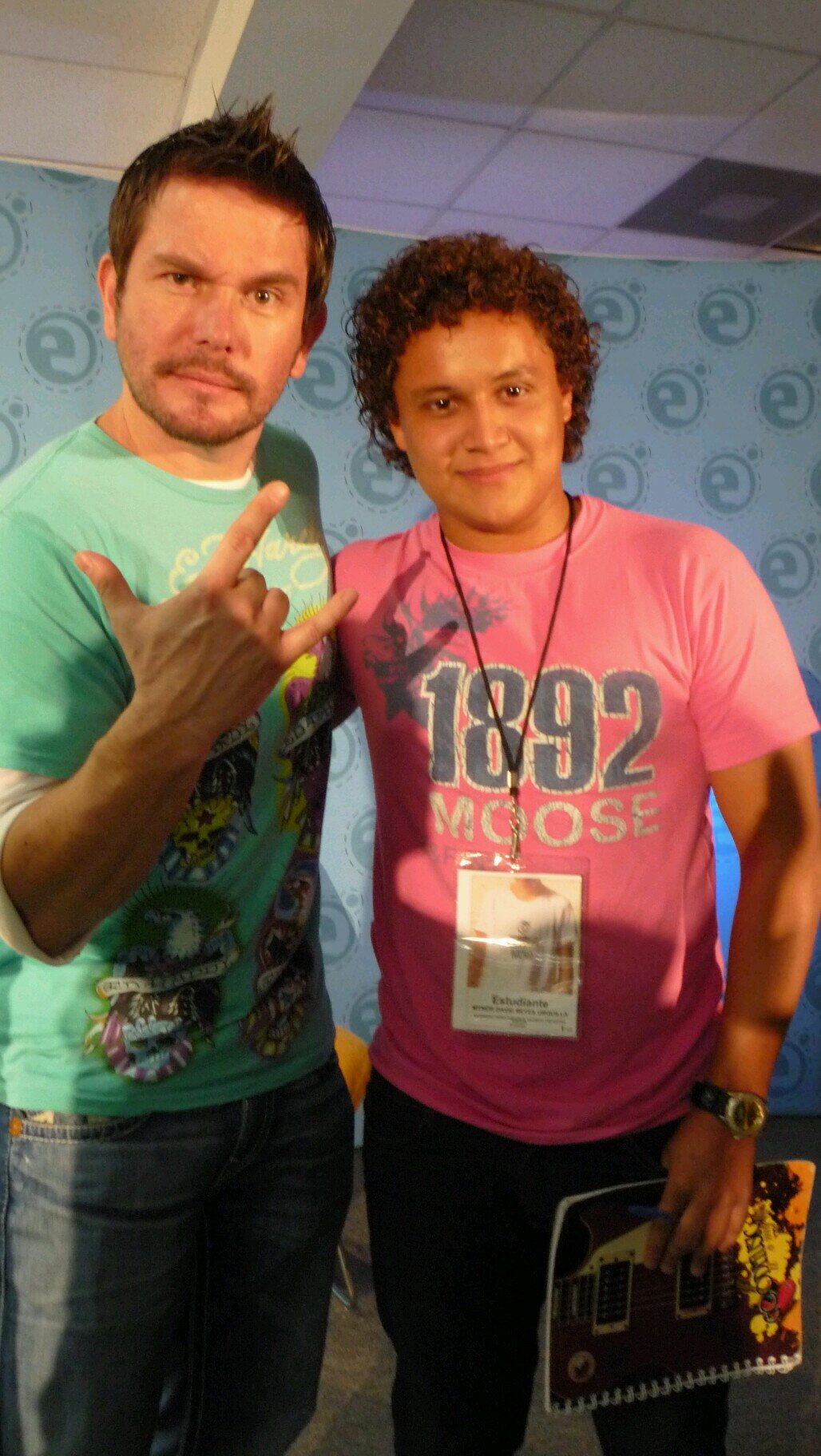 Comunicador, músico, futbolista, cuenta chiste y amigo. Follow me!!!! ☺