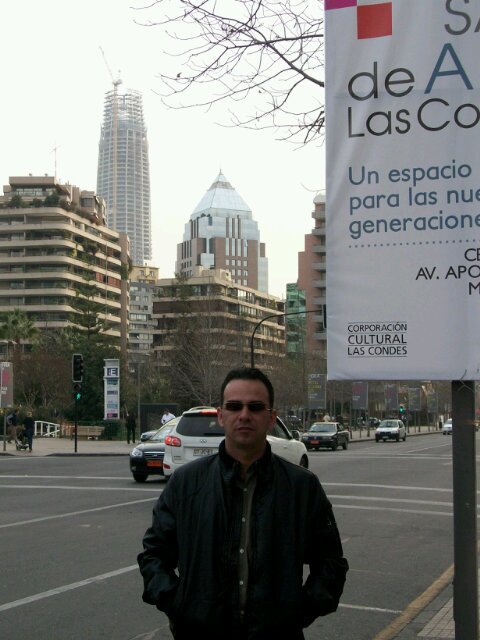 El primer paso del proceso de autocreación es el de tomar conciencia de uno mismo como actor y controlar su apariencia y sus emociones.