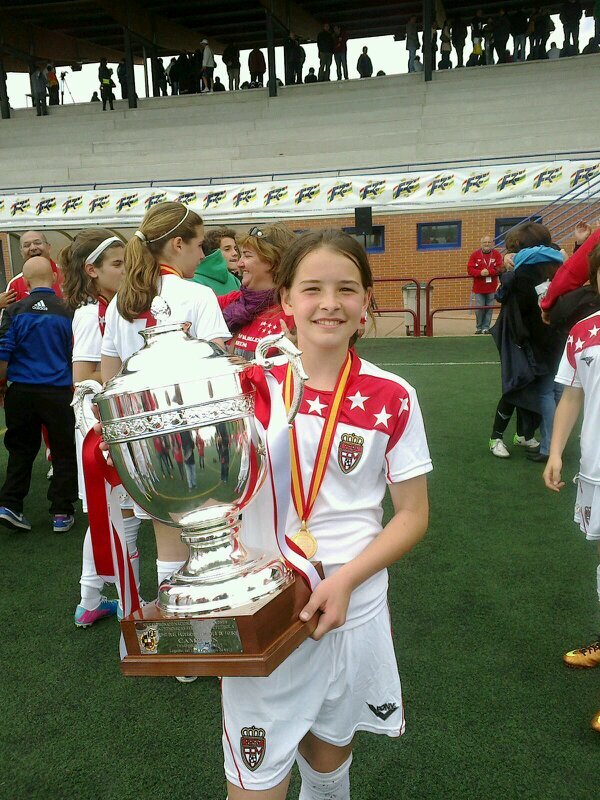 Futbolista del juventud sanse desde los 5 años. Ganadora con la federacion de futbol de madrid.
