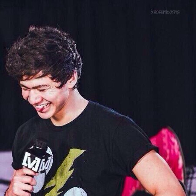Basically this account each day will choose a fan and spam Calum with her to get her follow! mbf {stole the idea from @LukeHPlsFollow}