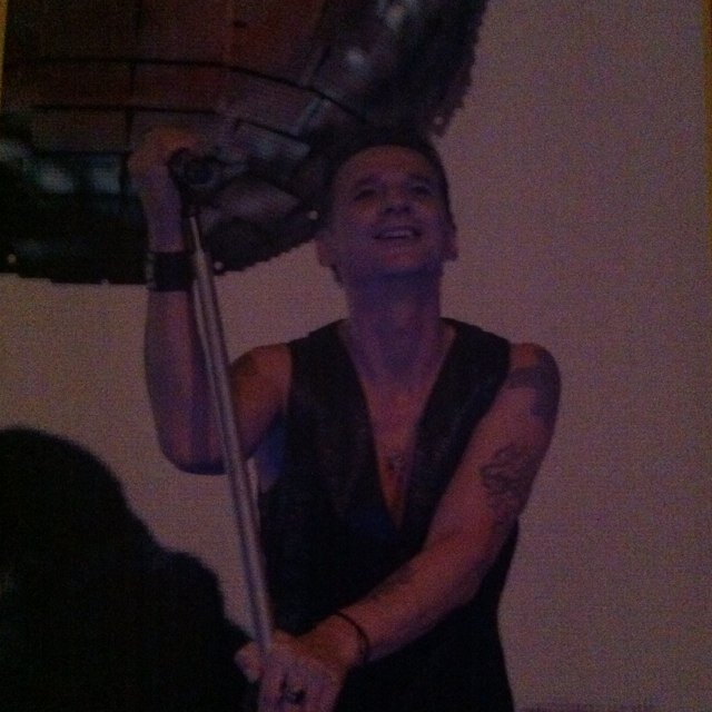j aime Depeche Mode, Indochine, U2, Placebo, The Cure, Marylin Manson, les animaux, la nature, les voyages....