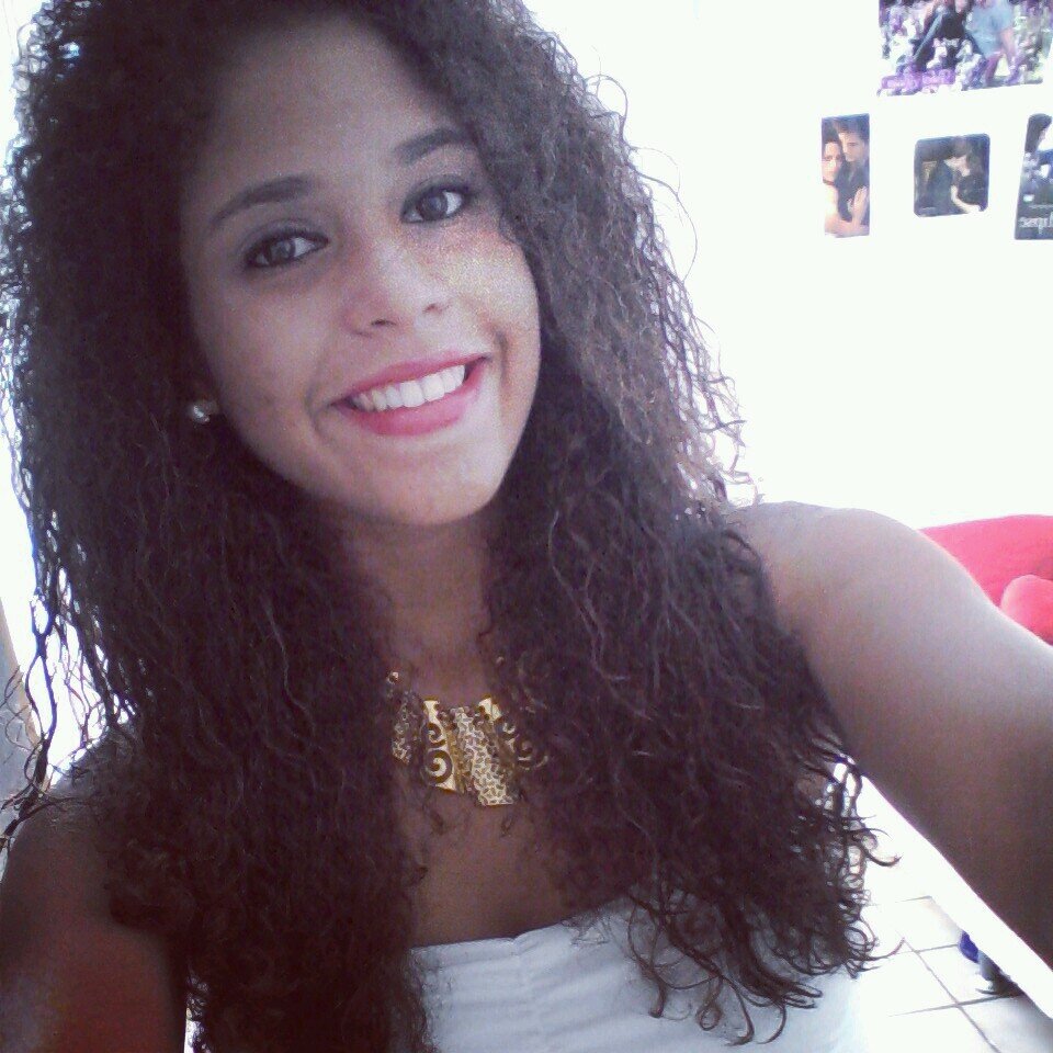 16 anos,caçula mas nada mimada,Estudante,apaixonada por livros,amigos,família,FELIZ ...Levita de Jesus ,e acima de tudo filha de Deus! 

Pernambuco,Brasil .