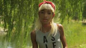 hey im willow smith :) i love one direction and love whiping my hair!!!! i love my fans this acc is Priv
