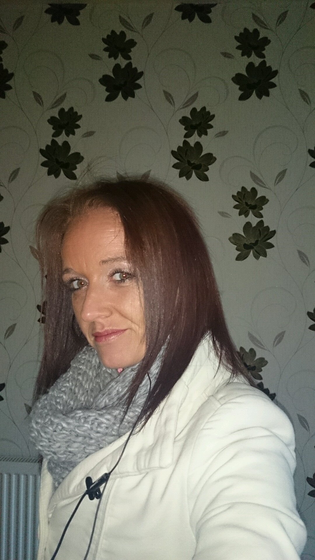 I'm a happy go-lucky lassie whom gets on with most ppl, i have 2 gorjus kids whom i luv t bits.