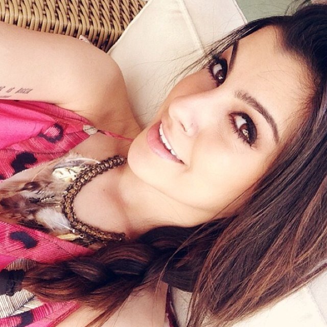 Hi :3 Meu nome é Flávia mais podem me chamar de fla :) sou uma das fã clube nah cardoso ! Instagram: @truenah