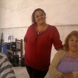 mujer laburante  y estudiante para llegar a un mejor futuro