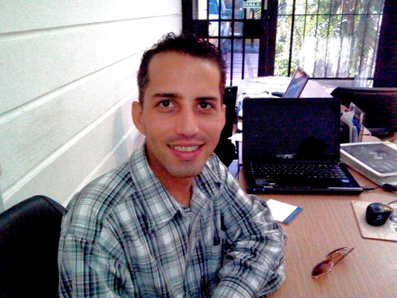 Enamorado de la vida, humilde, creo en la amistad sincero e inteligente orgulloso, dinámico y amante de la musica sobre todo si es electrónica.