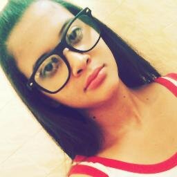 * , dramática , irritante , louca , irônica , idiota , anormal , criança , estranha , um desastre , chata e muito ciumenta . prazer , eu .