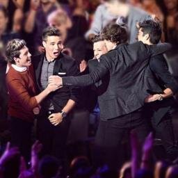 lilosnowflakess's profile picture. saved acc, main acc [@narrycupcakess] i fb just ask x