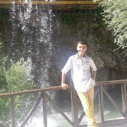 kızamıyom artık;bakıyorum,seçiyorum,gülüyorum,geçiyorum.