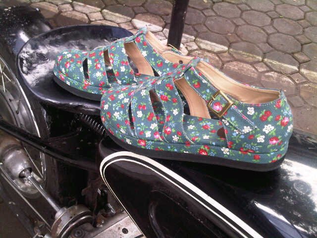 Custom dan handmade shoes, low price :)  083821267496, pin: 7DAC569A