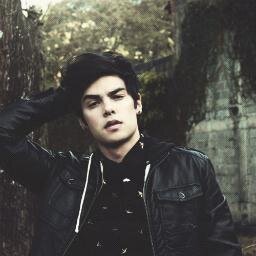 รูปหล่อ พ่อรวย มีรถขับ โทรศัพท์ไม่มีซิม.