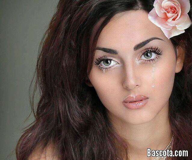 أحببتكَ رُغم اني , لا أحتضنكَ و لا اراكَ دوماً
احببتكَ لاني كتبت بكَ , و قرأت لكَ , وَضحكت من اجلكَ
وَ تغيرت لأجلكَ , احببتكَ و انتَ - بعيـد  )