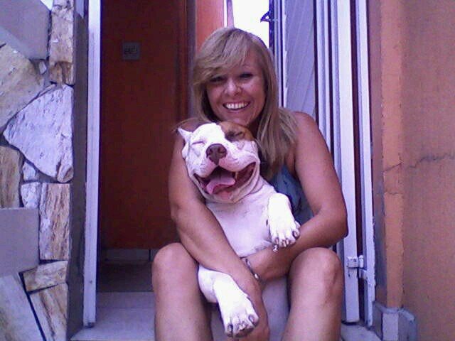 De bem com a vida, amo animais, musica, viajar, flores. E nunca desisto dos meus sonhos, faço-os tornarem reais.