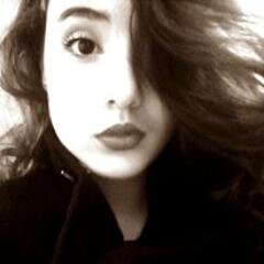 Amo moda, amo a torloni , adoroo filmes romanticos livros mais ou menos, sou meio louca , divertida, e fofa pelo q dizem kk