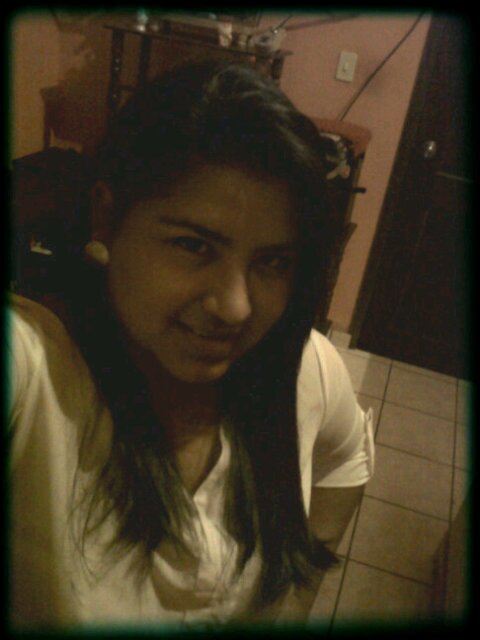 Sincera,sencilla, estudiante d psicologia. Lema deja q todo fluya' no dejes q nada te afecte, disfruta la vida. Me sigues te sigo ;).