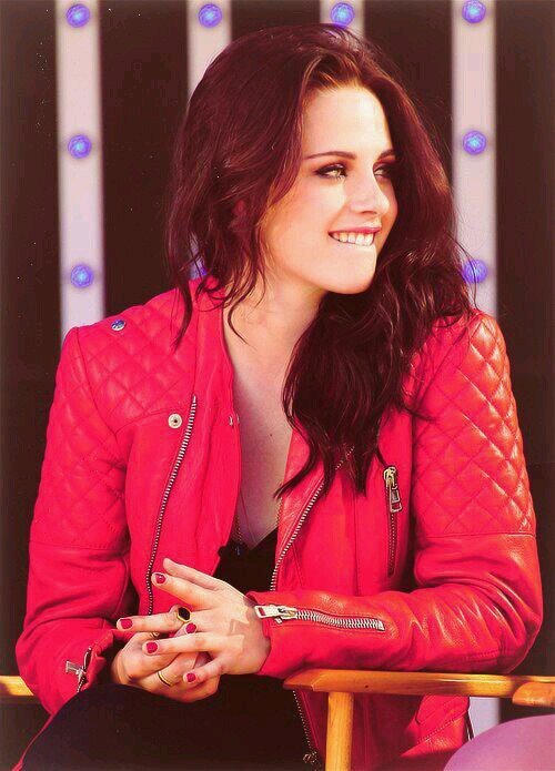 I've always felt out of step. Like literally stumbling through my life.I've never felt normal, because I'm not normal, and I don't wanna be. Single. *18+ RP*