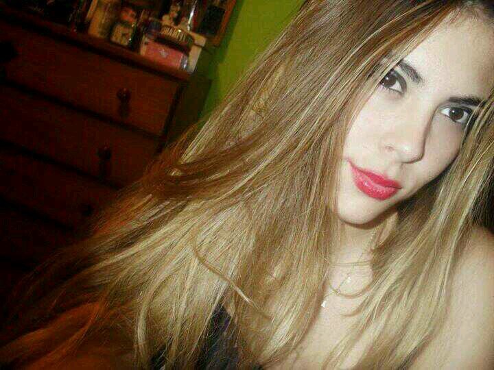 Fan de laura gonzalez, la tia mas buena de este mundo. deseo follarmela.