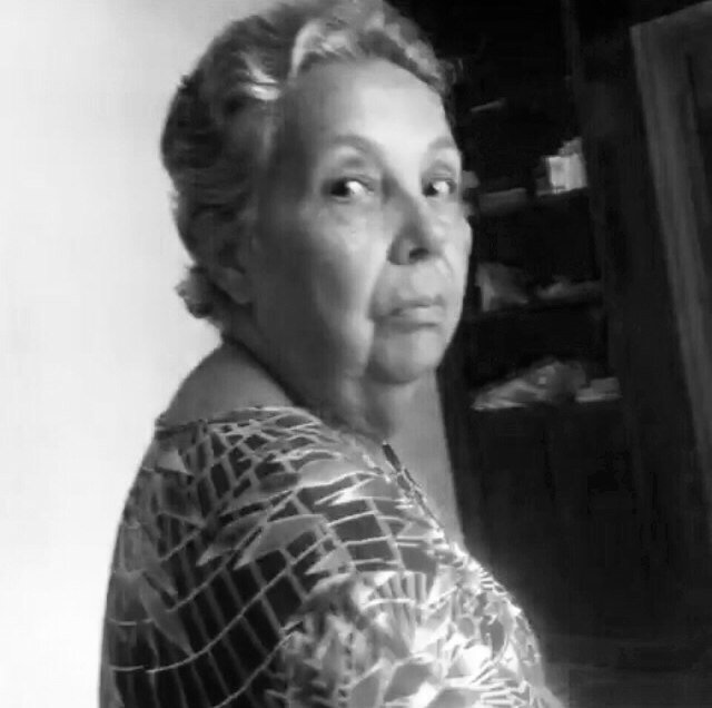 Olá filhinho(a) que está lendo, eu sou a Dona Nely, avó do mundo! Sou casada com o Justino, ele adora cerveja e vinho.