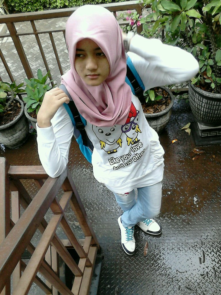 aditya_NrChdewi's profile picture. embarased in quite