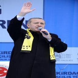 Ak Partili Tekirdağlıları takip eder, RT yapar....