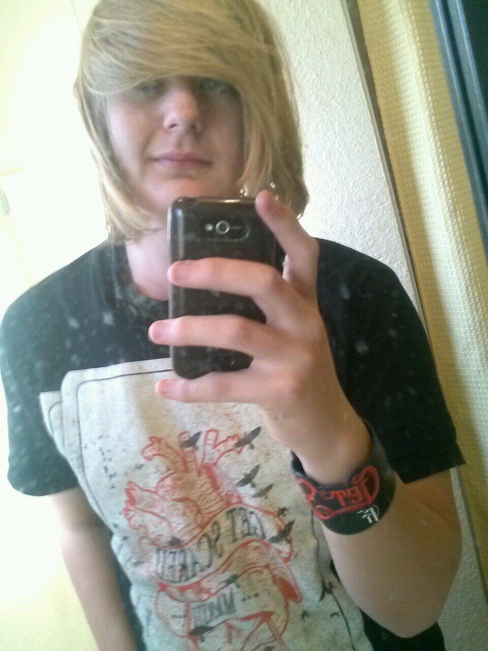 I'm Jesse and I play bass and im in to punk rock, post-hardcore, deathmetal, deathcore, and metal.