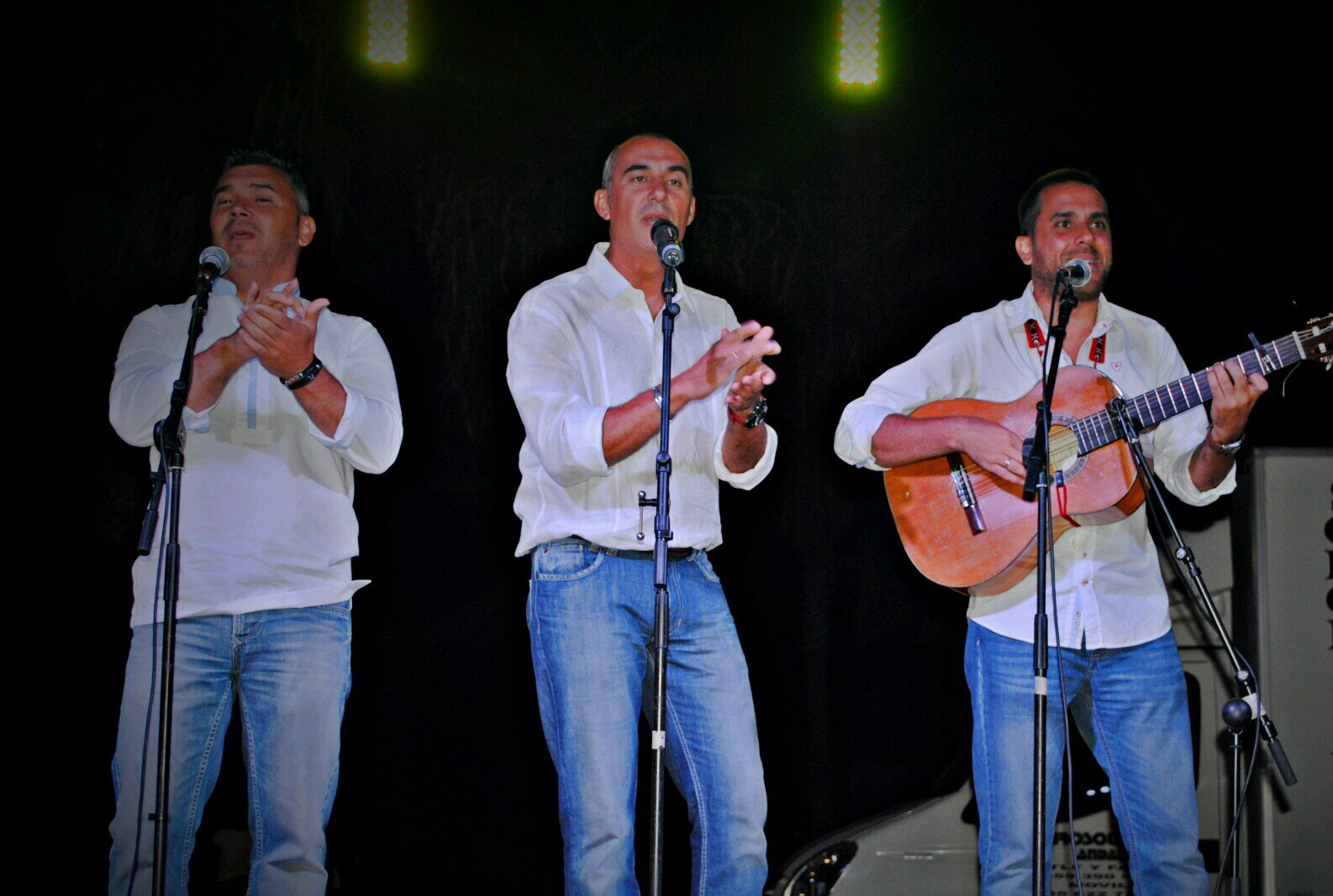 Grupo de sevillanas, rumbas, tangos, fandangos... con mucho arte y discografía. Lo componen los Hermanos Lolo y Alfonso Morales y @ManuSuero