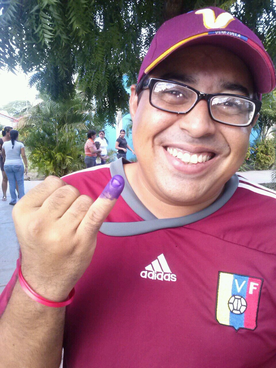 soy una persona que cree en los valores, en el trabajo y en la vida. no envidio a nadie pero no me gustan los envidioso. estoy caminando una milla extra por dia