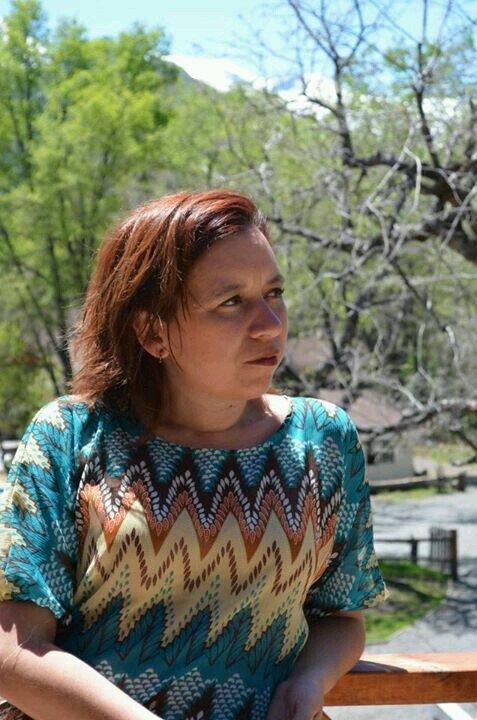 Mujer trabajadora,  esposa y madre orgullosa de sus hijas