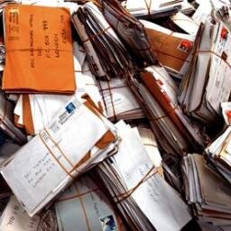 dreamer, believer, lover in the smallest things that often go unnoticed. trying to connect and unite people and their stories through snail mail.