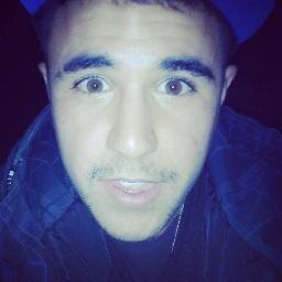 carlosromerocar's profile picture. Una vez me rompieron el corazón y desde entonces nada es lo mismo. Finjo tantas sonrisas que me las acabo creyendo. ¿Mi rutina? Enamorarme de imposibles.   533