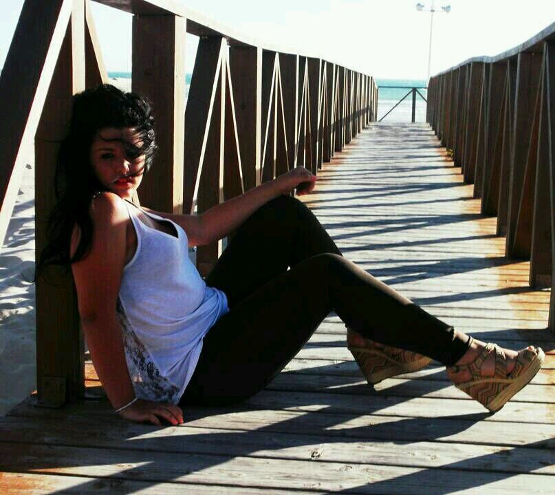 chica morena, simpatica y extrovertida me encanta salir de fiesta y estar con los que quiero :P